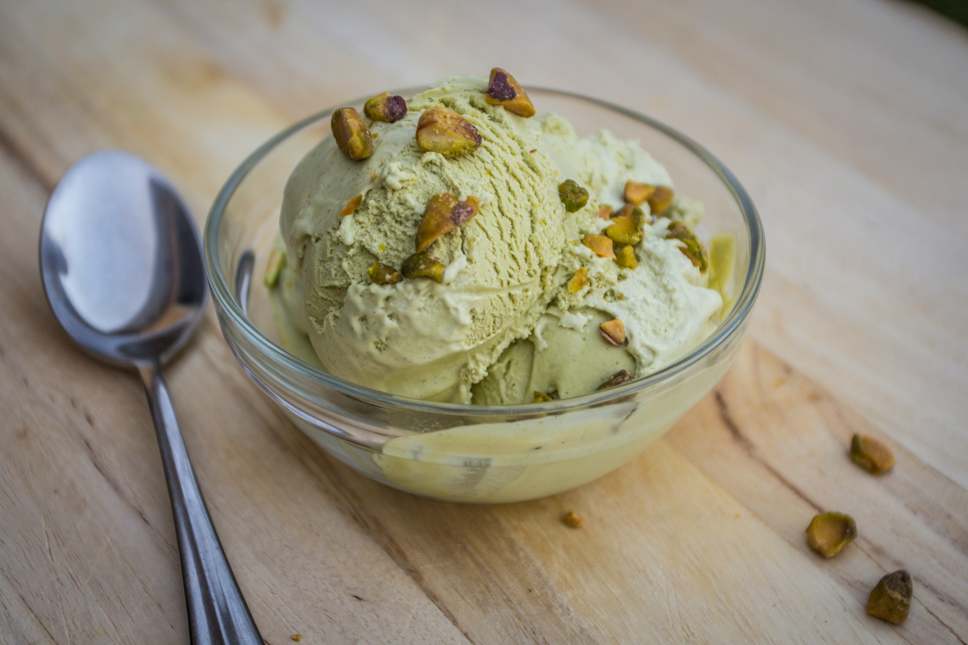 Photo of a bowl of pistachio ice cream